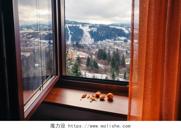 打开窗户看向外面的山峰开窗远眺雪 Slavske 村